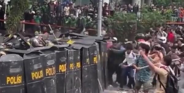 《印尼暴乱根在贫富分化悬殊上》当下印尼爆发大规模示成暴乱是特权阶层与社会底层人政