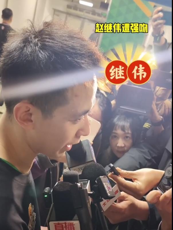 赵继伟遭福格强吻！赵继伟赛后在球员通道被记者围着采访，此时福格从旁边走过来凑在赵