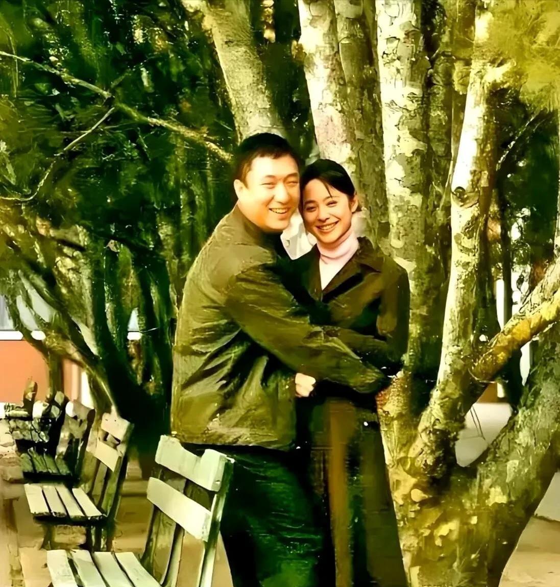一张老照片，在微博上炸开锅。
在公园的长椅旁，演出《潜伏》前的孙红雷，搂着一位姑