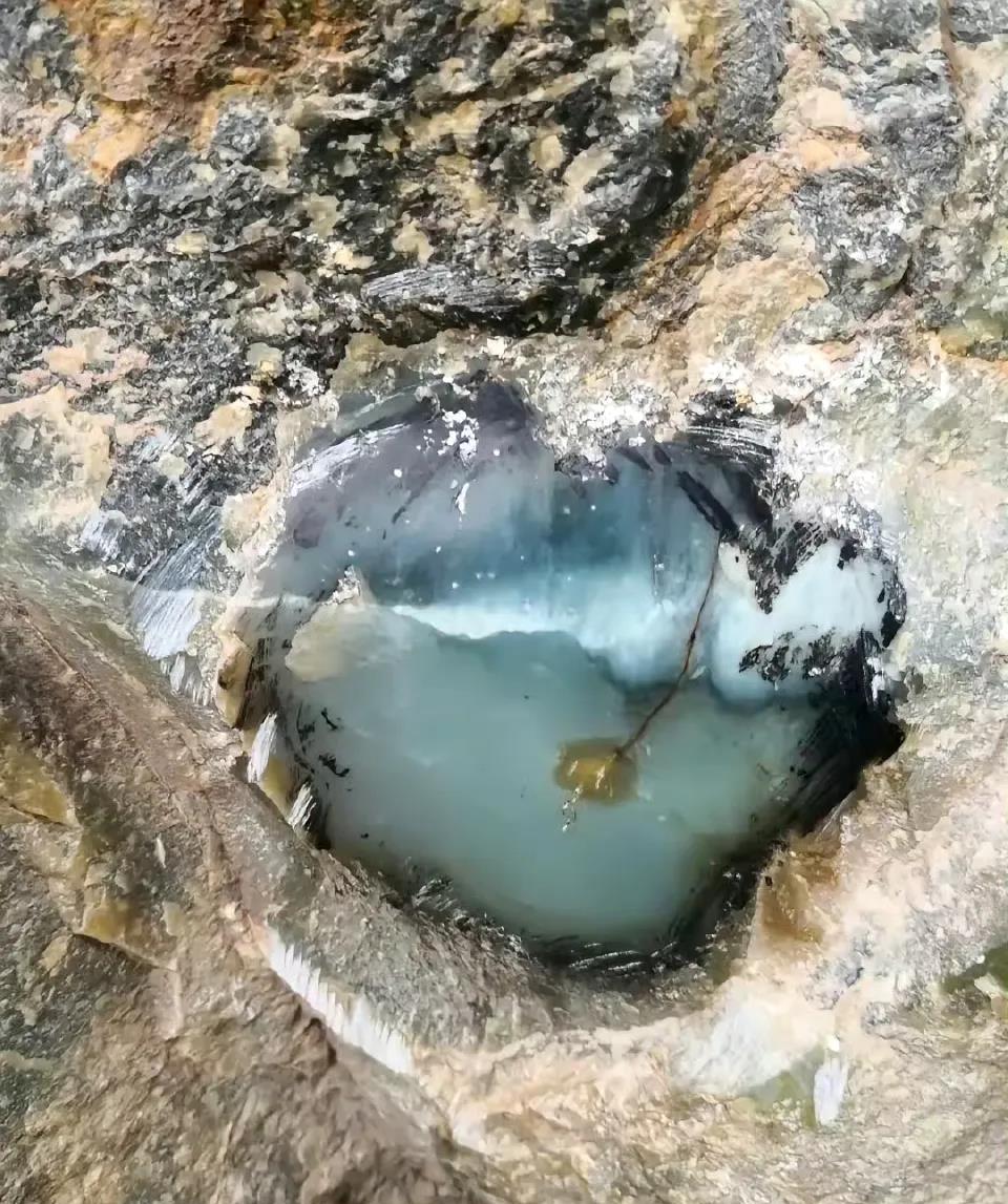 爬山时看到一块石头，是玉石吗？可惜太大了背不回去 ​