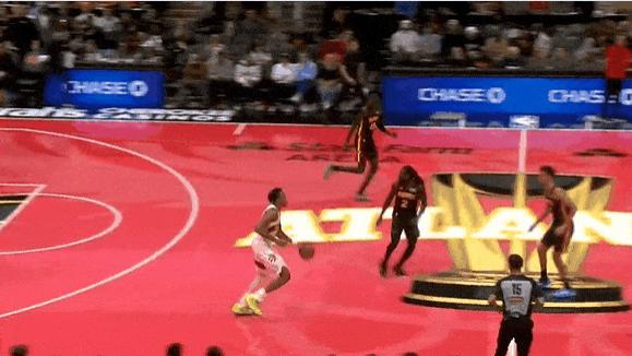 巴恩斯三节末压哨中投不进，目前12中3，三分2中0仅得6分