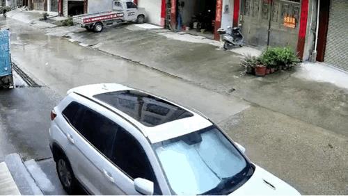 他不是第一时间看女朋友，而是第一时间扶座驾[捂脸]