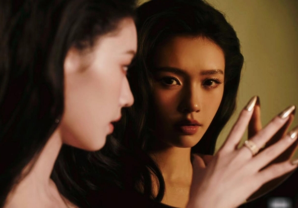 时尚芭莎红毯上的林允很漂亮，真像一条美人鱼。

以前看《美人鱼》里的林允只感觉太
