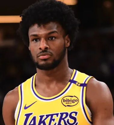 2026年NBA全明星赛西部首发名单公布。
东部首发为杰伦-布伦森、扬尼斯-阿德