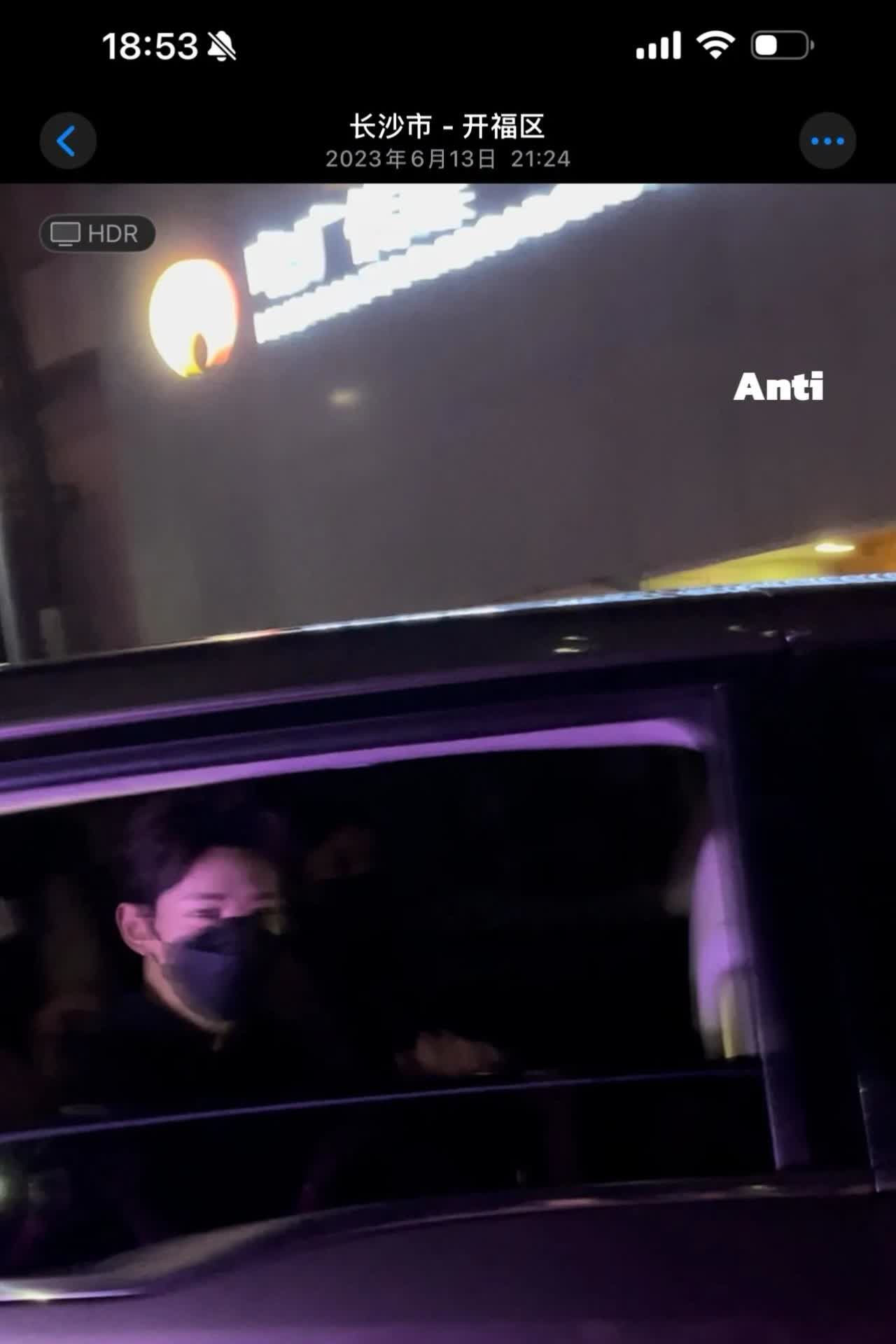 邓为
这是去参加嗨六活动时候的照片，是一个钻石发博讲述的，看完都泪目了，那时候