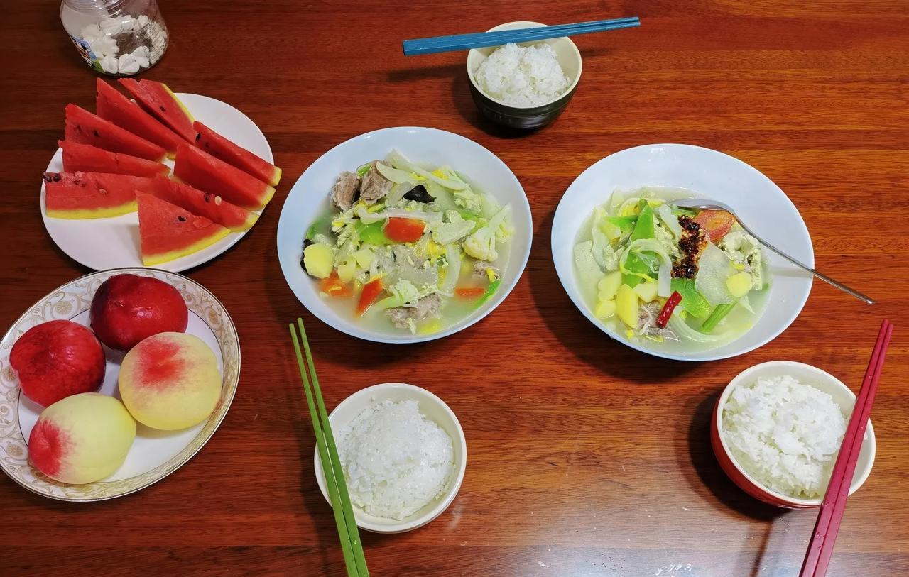 开饭喽！三个人一个菜，很丰盛[大笑]