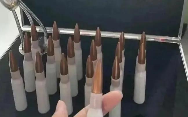 先是车辆、电器等民用设备配件大量使用塑料，接着是子弹都开始用塑料了，这不仅仅是降