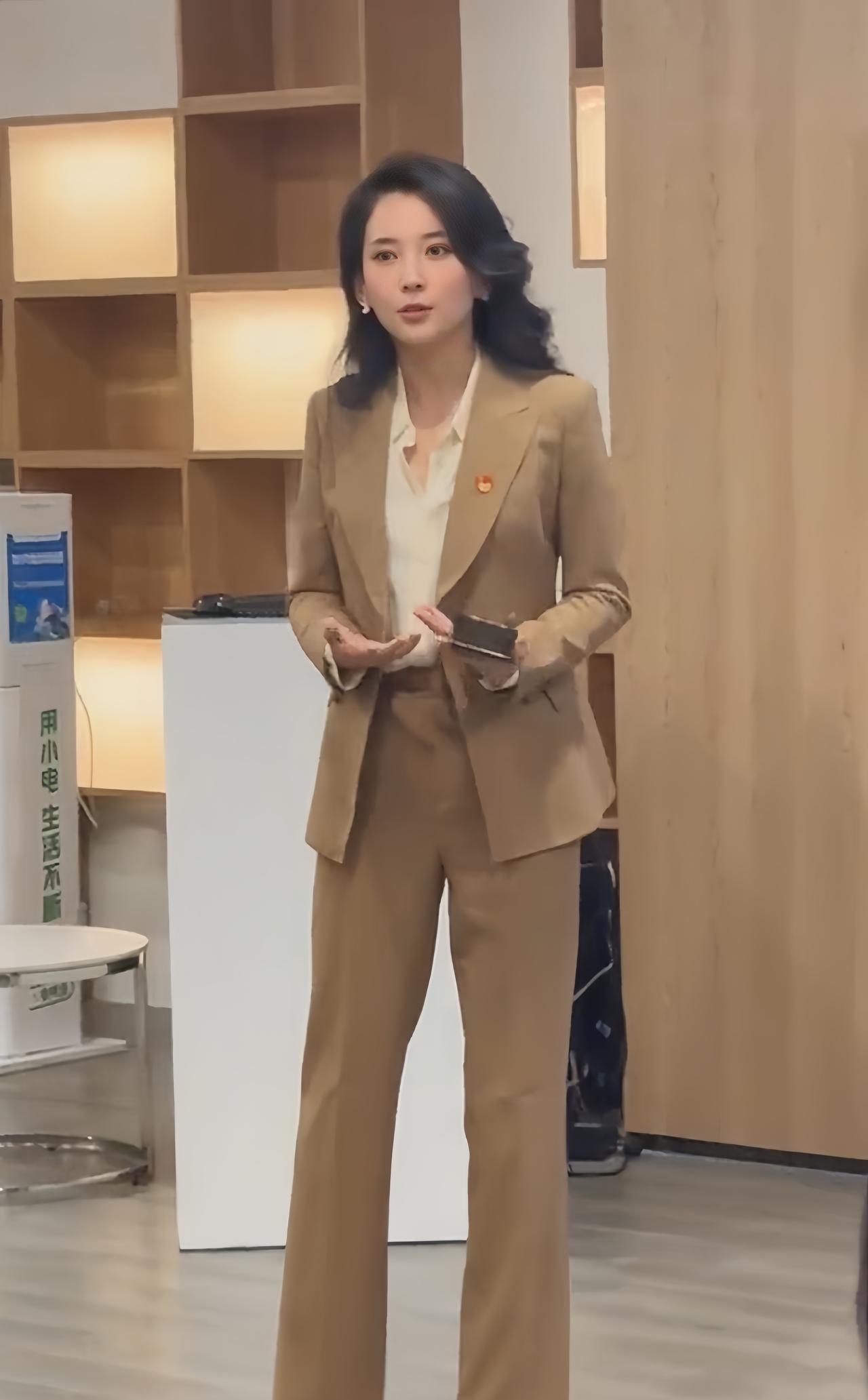 你可以说森林北为了钱
也可以说为了资源
但你不得不承认，她带给了汪峰不一样的全新