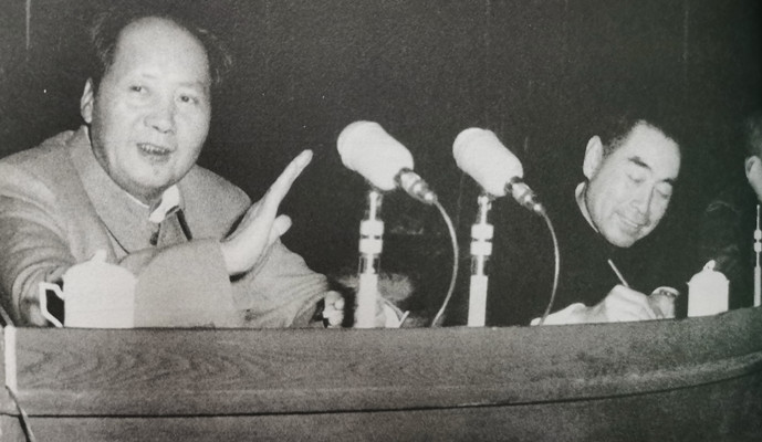 毛主席一辈子心系农民，关心农业，这是1955年10月，毛主席在七届六中全会上，做