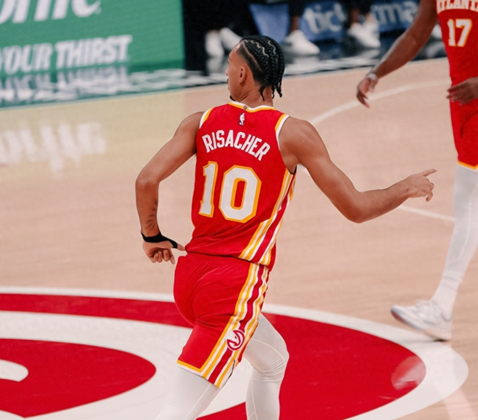 湖人客场102-122不敌老鹰残阵，结束五连胜。
詹姆斯、里夫斯缺阵。老鹰队特雷