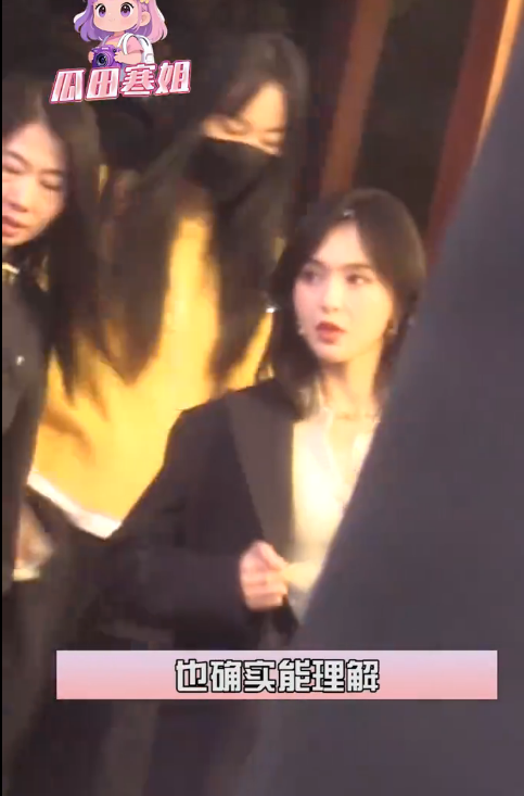 都怪王家卫，唐嫣都不甜了？有自媒体拍到近期唐嫣露面，还说因为受到王导说她“很装”