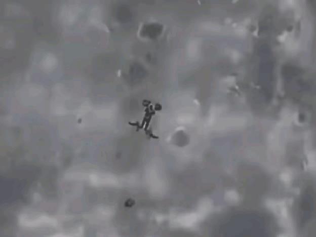 无人机送来的特效药，吃两颗就能下担架，还能跑得比担架队都快！