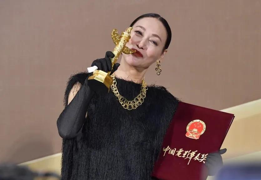 华表奖惠英红斩获优秀女演员奖，所有人都羡慕她是最大赢家，可是我却觉得她其实挺可怜