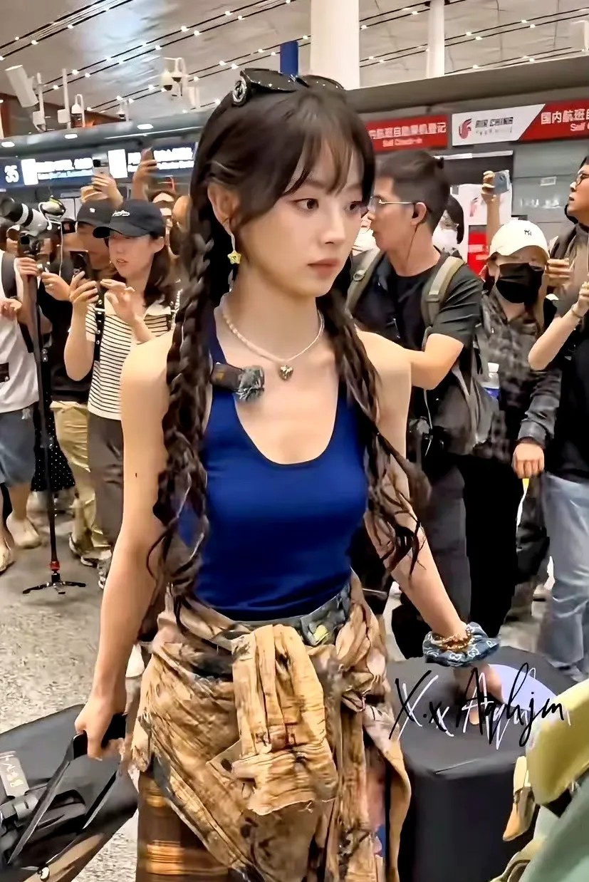 田曦薇机场反差感拉满！拖着两大行李箱 从清甜水蜜桃秒变超A酷妹