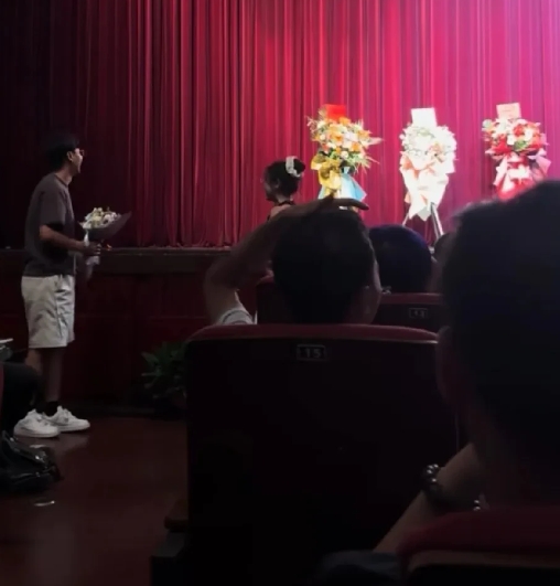 太有意思了，曹云金在西安的商演遇到了粉丝求婚，曹云金调侃兄弟你买的花有点小了，急