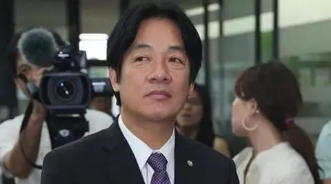 赖清德绝望了！
美国关税政策落地前，赖清德屁颠屁颠地把台积拱手奉送给美国，买了美