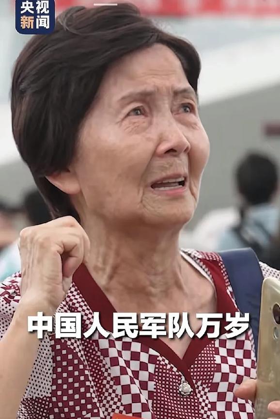 香港八旬老人参观山东舰接受采访几度哽咽，她的拳拳爱国之心溢于言表，看哭了多少国人