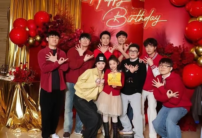 结婚才7个月，他整个人都在发光。
你发现没，张维伊那张脸，苦相彻底没了。
别扯什