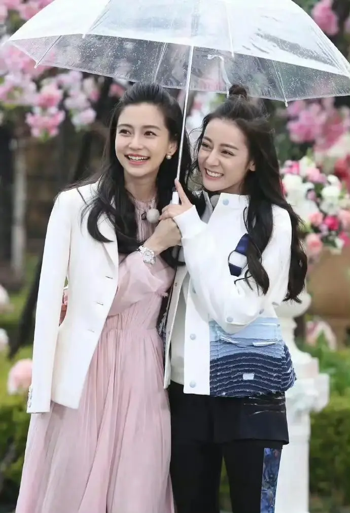 以前跑男女生的妆容都是淡淡的！看baby和热巴就知道了。 ​