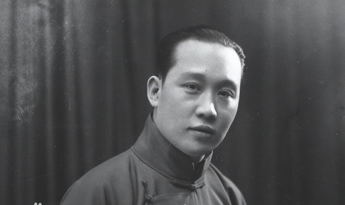 1918年，京剧名角荀慧生与心上人吴小霞成亲，这天许多同行都来道贺，酒足饭饱后送