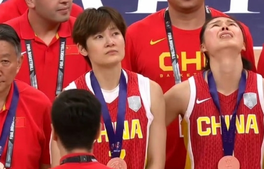 杨力维说着无憾配图全是遗憾
怎么可能不遗憾呢。为了亚洲杯两次错过自己的wnba梦