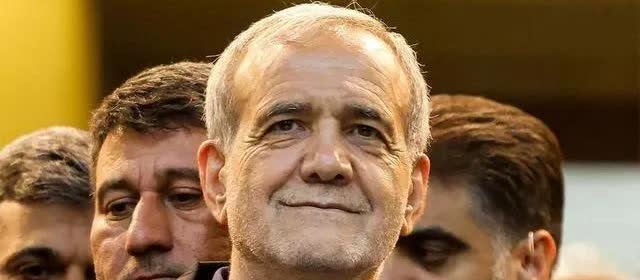 伊朗总统佩泽希齐扬在前往北京前接受媒体采访时表示，美国想要夺取伊朗的资源，并控制