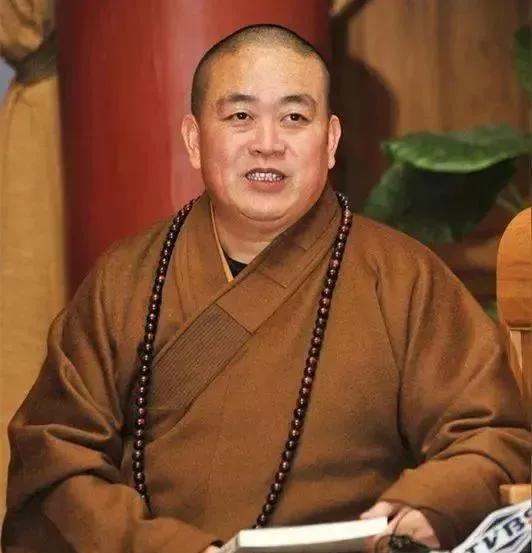 坦白讲，释永信不是个好的出家人，但绝对是个好掌门人
师父圆寂后，他22岁当时少林