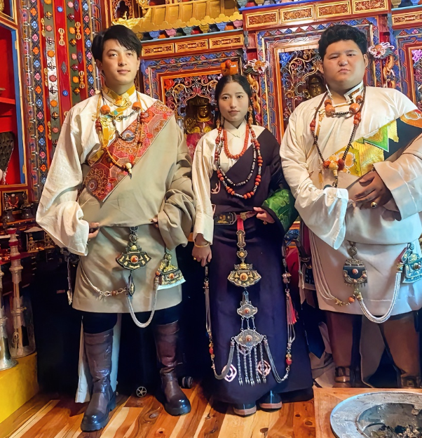 你们不会真的以为嫁进这种家庭是去享福的吧，又得干活，还得生孩子。
