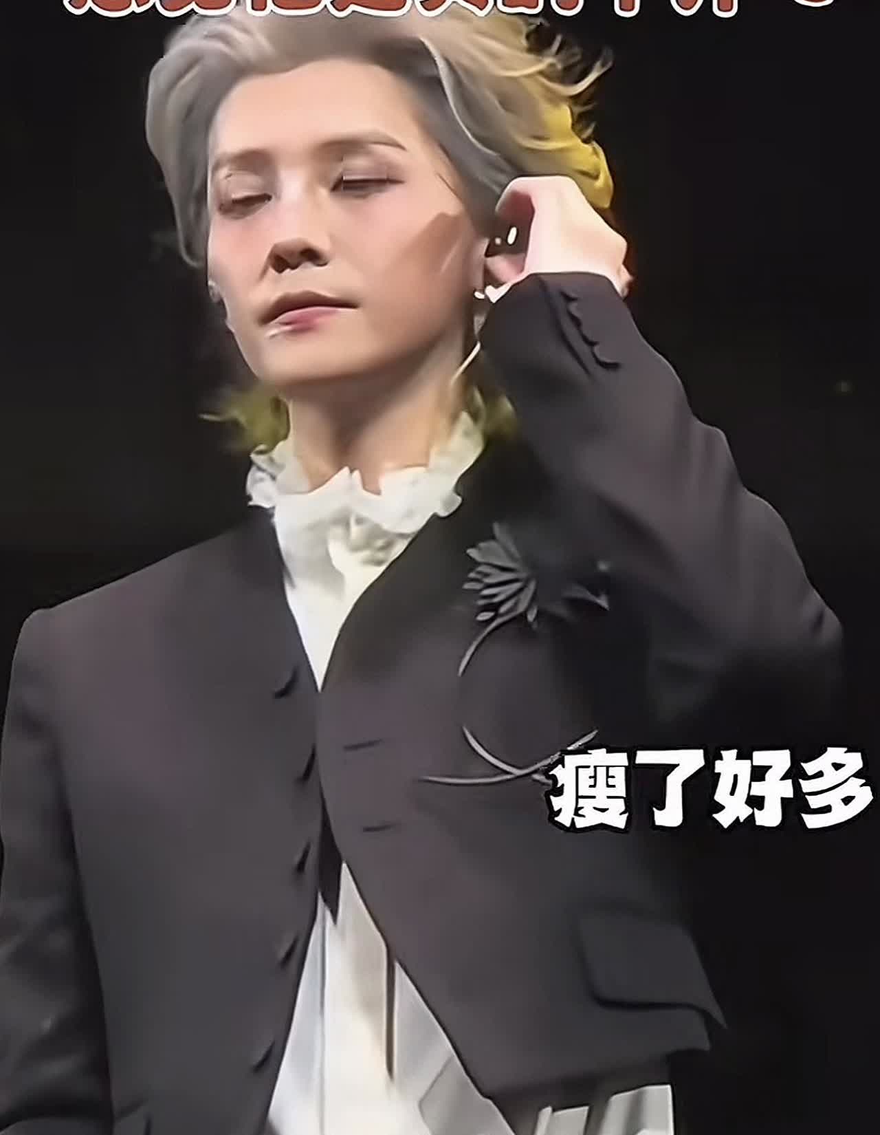 我感觉鹿晗以后很难恋爱了
原因很简单，不是因为关晓彤……

鹿晗状态引心疼