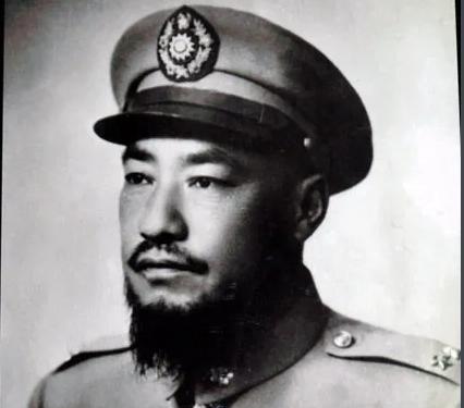 1949年，国民党政权岌岌可危，马步芳乘飞机带200余名家人逃往沙特，临行前他夸