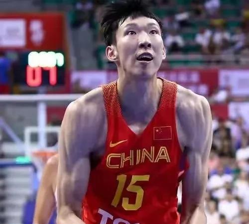 打不过咱就抱团！
周琦全运会代表四川队比赛，据说给了600万的薪水，不得不说周琦