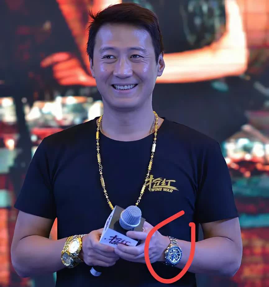 黎明这是啥造型，为啥要带三块手表，有人能看出来手表是啥牌子么?