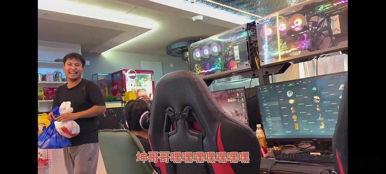 丧坤重返马小跳大神网吧成座上宾，马哥直接充卡一千让他玩。
丧坤又回烟台了，马哥心