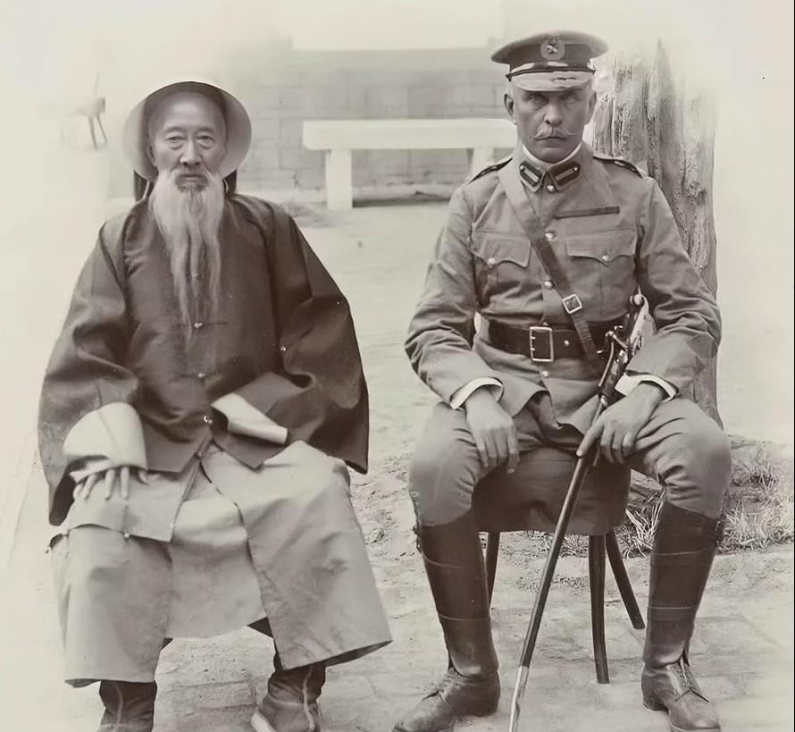 1903年，66岁的张之洞与英国军官的真实合影照片，拍摄于他进京时，途径保定府的