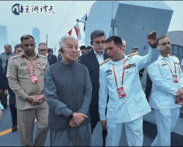 这次伊朗防长抵达青岛参加上合防长会，还和巴基斯坦防长等人一起登上了中国052D驱