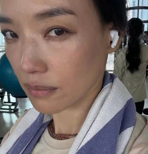 这年纪素颜还能一点法令纹都没有，舒淇的状态也太让人羡慕了！
