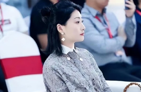 宗馥莉不愧是从小接受过生存考验的，看她面相就知道了，绝对的大女主人设。