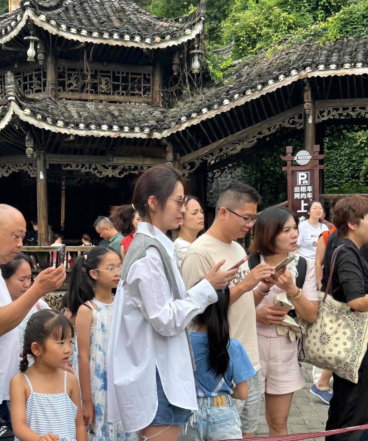8月6日，有位小姐姐在贵州偶遇颖儿，她现身某景区的画面。
颖儿扎着辫子，戴着墨镜