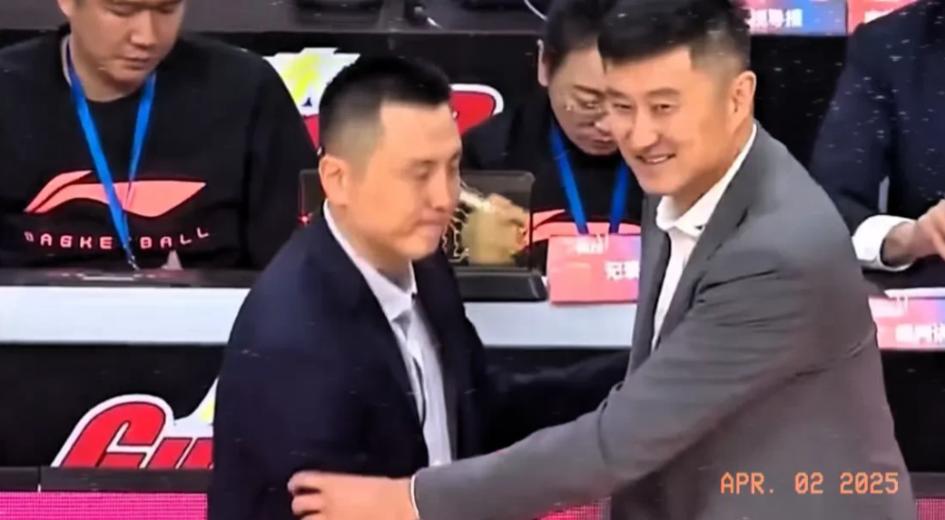 杜锋对阵上海队的时候，那压力可不是一般的大啊！卢伟呢，他不过是前辽篮杨鸣的助理教