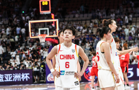 比赛结束后，杨舒予盯着比分牌，眼神里写满不甘心。

这个夏天，她开始真正在国家队