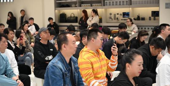 近距离体验“人车家全生态”小米汽车黑龙江首家门店开业