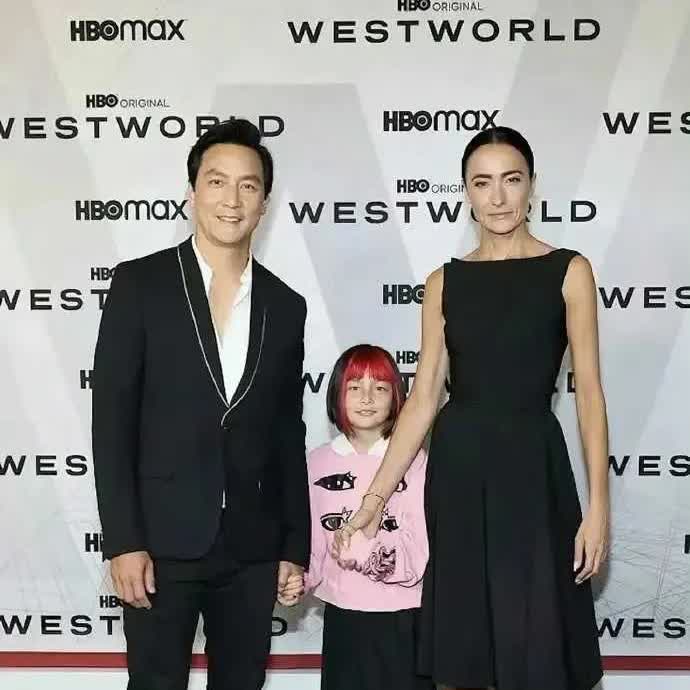吴彦祖一家人的颜值真是一言难尽了。 ​​​