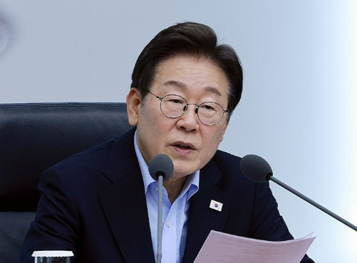 韩国总统李在明6日就共同民主党议员李春锡涉嫌以辅佐官名义进行代持股票交易一事作出