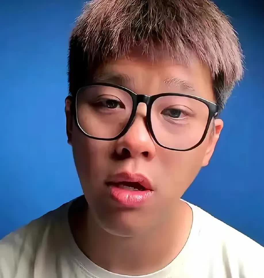 葛斯齐今天哭了！
原来他最近手头紧的事儿被汪小菲知道了，私下里还主动帮他牵线介
