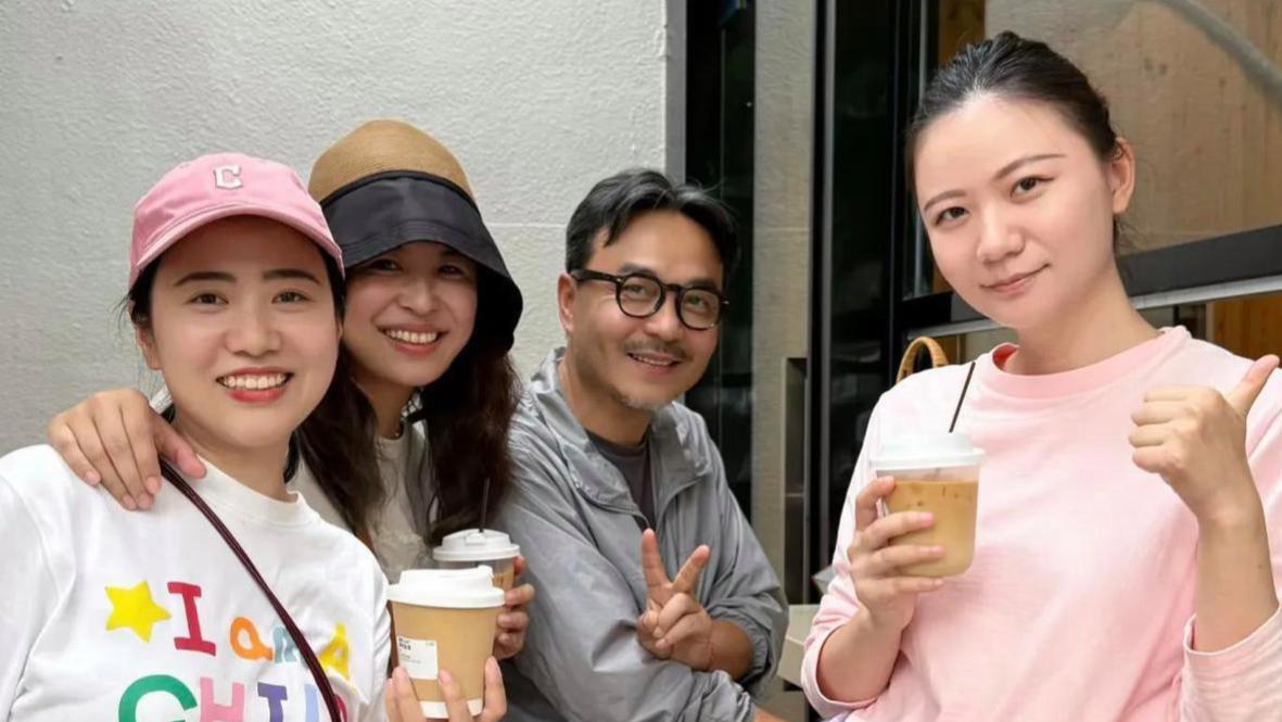 长沙偶遇汪涵！槟榔配拖鞋真性情，咖啡店手语帮助聋哑人，真暖心