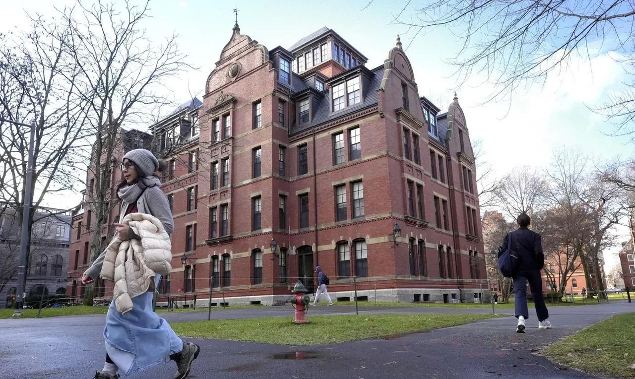 哈佛大学正式起诉美国总统
华盛顿时间2025年4月21日，哈佛大学已提起诉讼，要