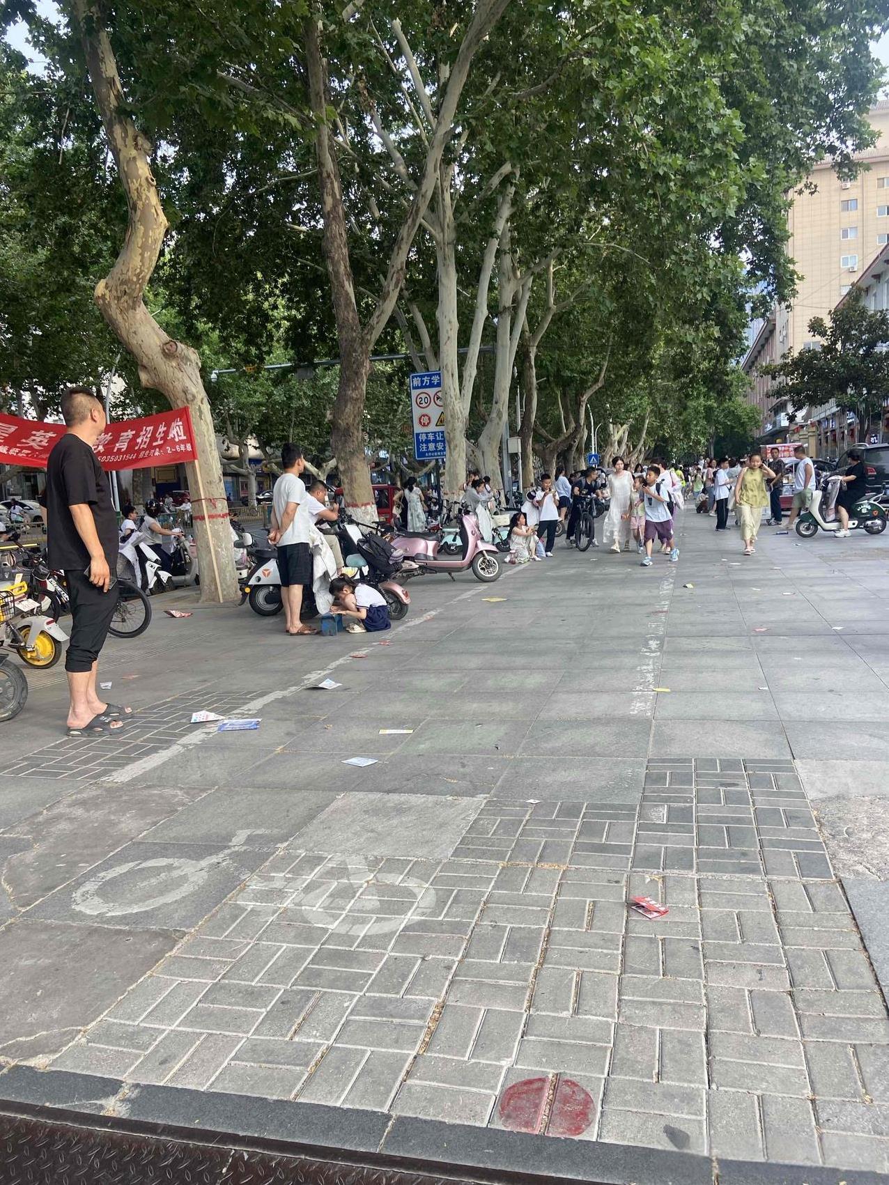 在学校门口发传单
扫马路的大爷赶我走
说地上扔的到处都是
在公园里发传单
清洁工