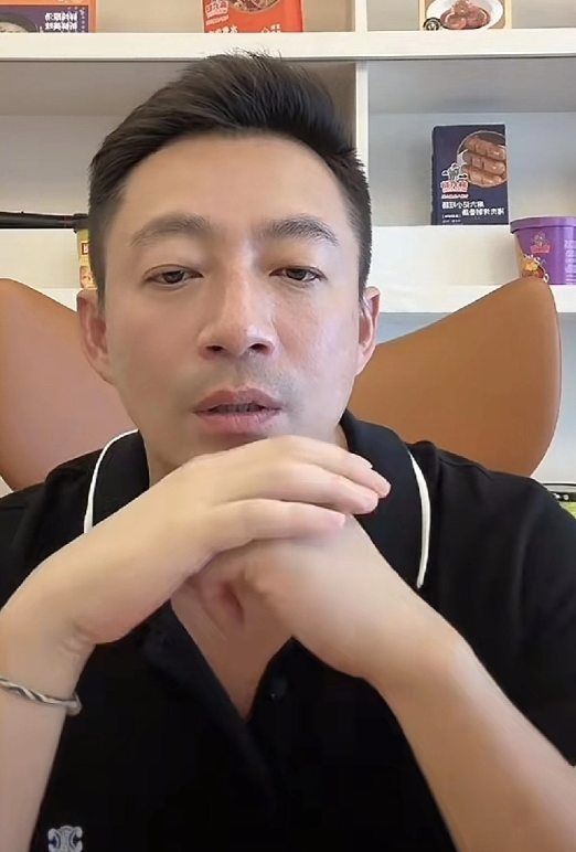 汪小菲带俩孩子去海边玩了！小杨阿姨更新动态，小杨阿姨跟着他们一家四口去海边玩了！