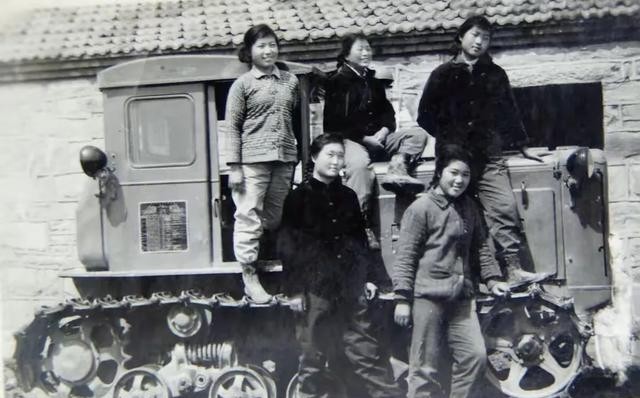 1972年，泥瓦匠张复生娶了城里的女知青，晚上睡觉他发现妻子的腰变粗了。他以为妻