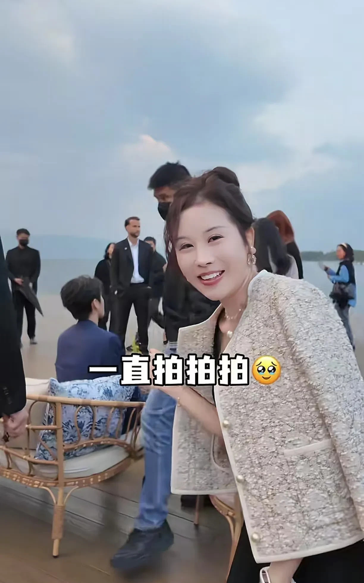 追星女孩与明星合影惹争议











追星见到偶像激动到飞起，恨不得立